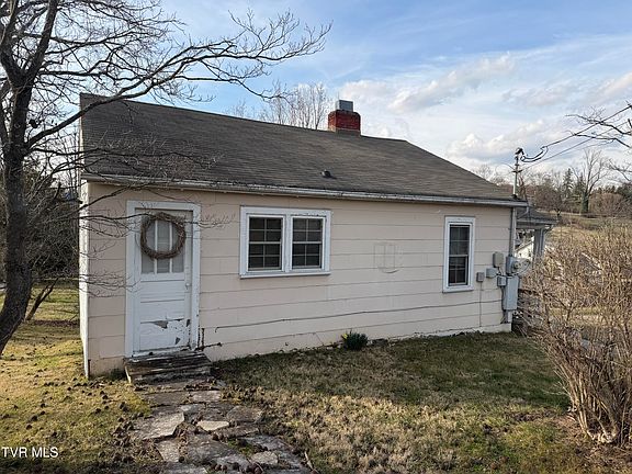 5th image of 624 Maple St