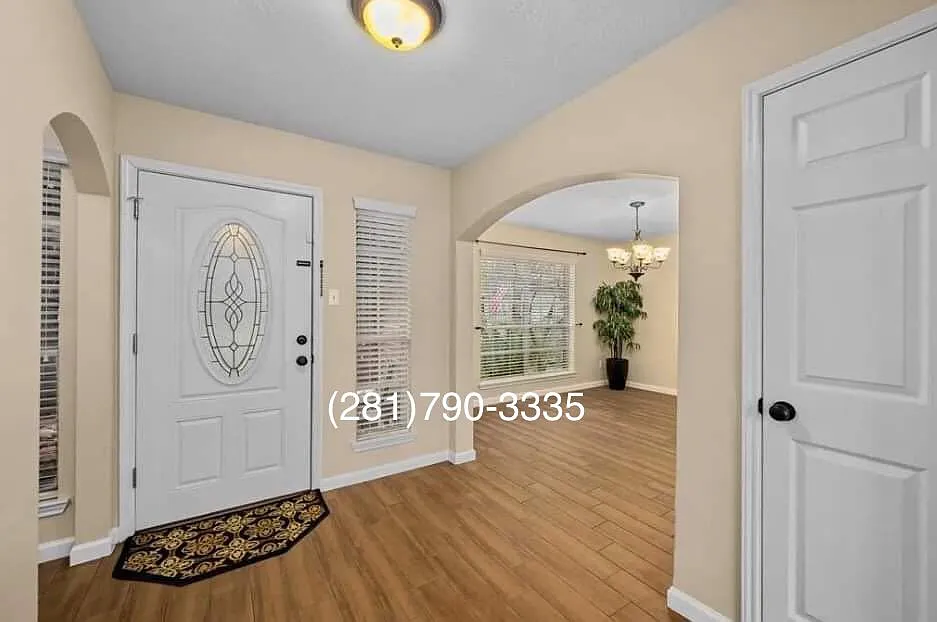 Entry left turn into Dining Rm - 1622 Manor Dr