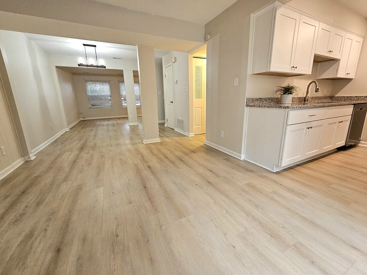 3 bed, 1.5 bath, 1500 sqft, $1,949 — Photo 3