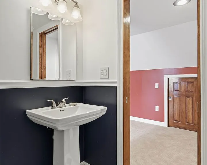 339 E Chestnut St — Photo 24