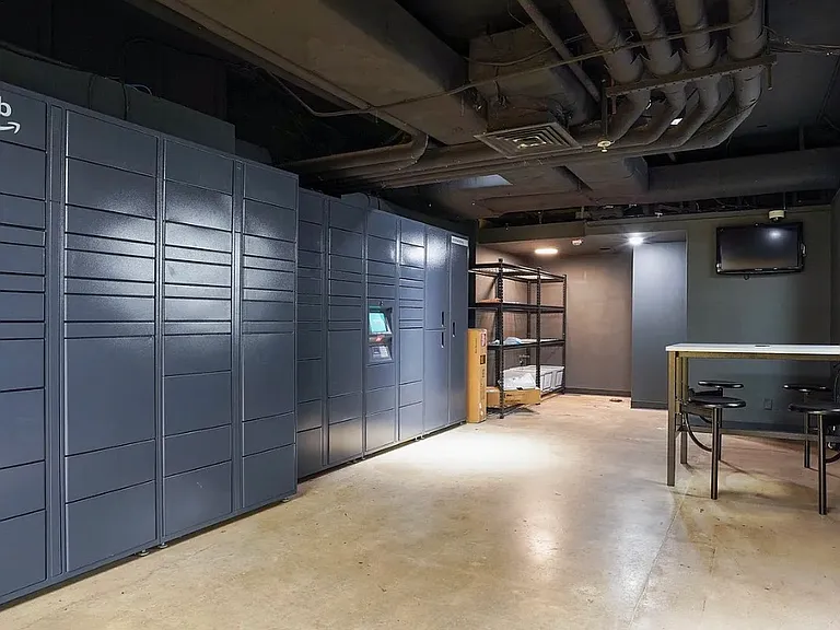 450 W 7th St #305 — Photo 9