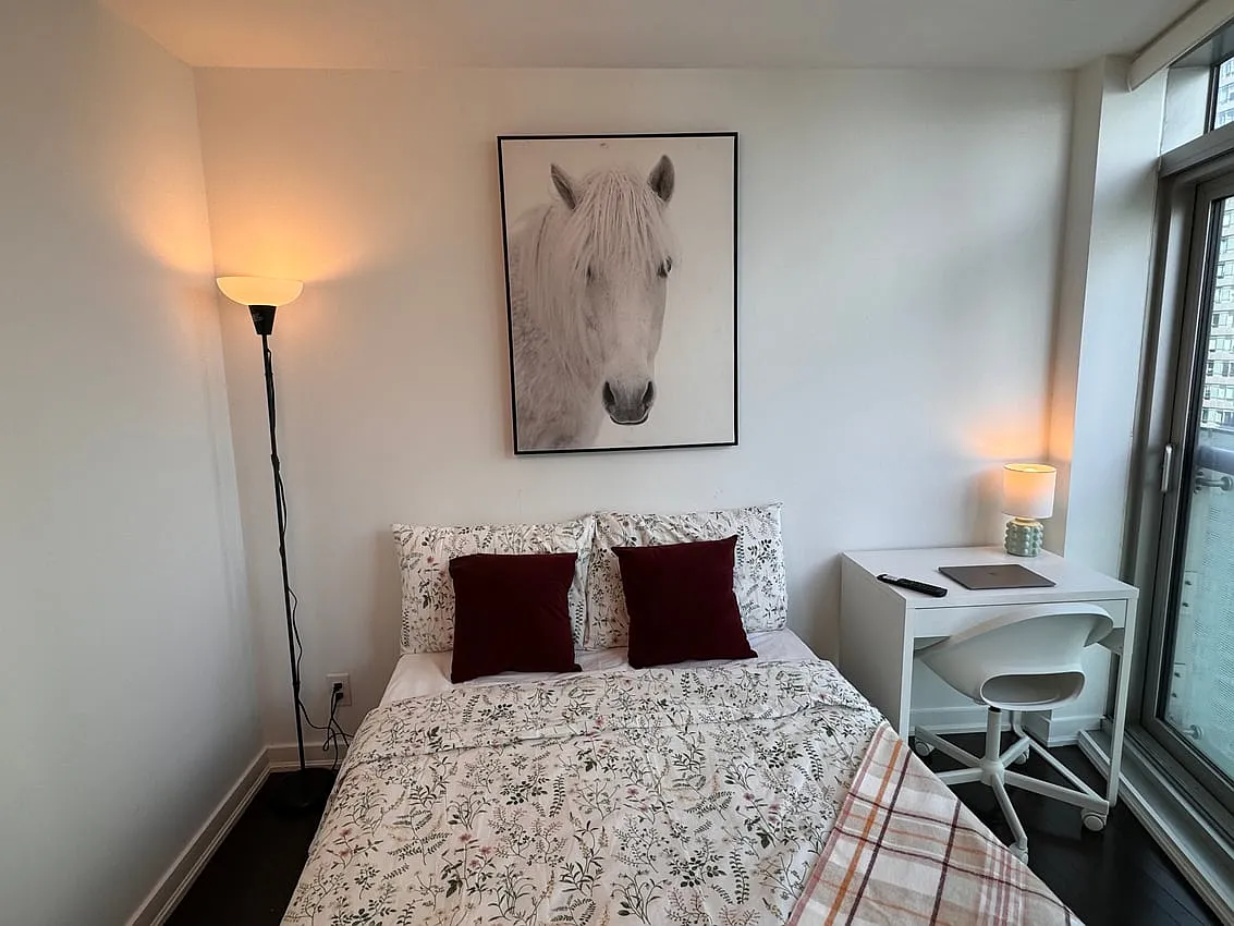 Master Room - York St & Bremner Blvd — Photo 2