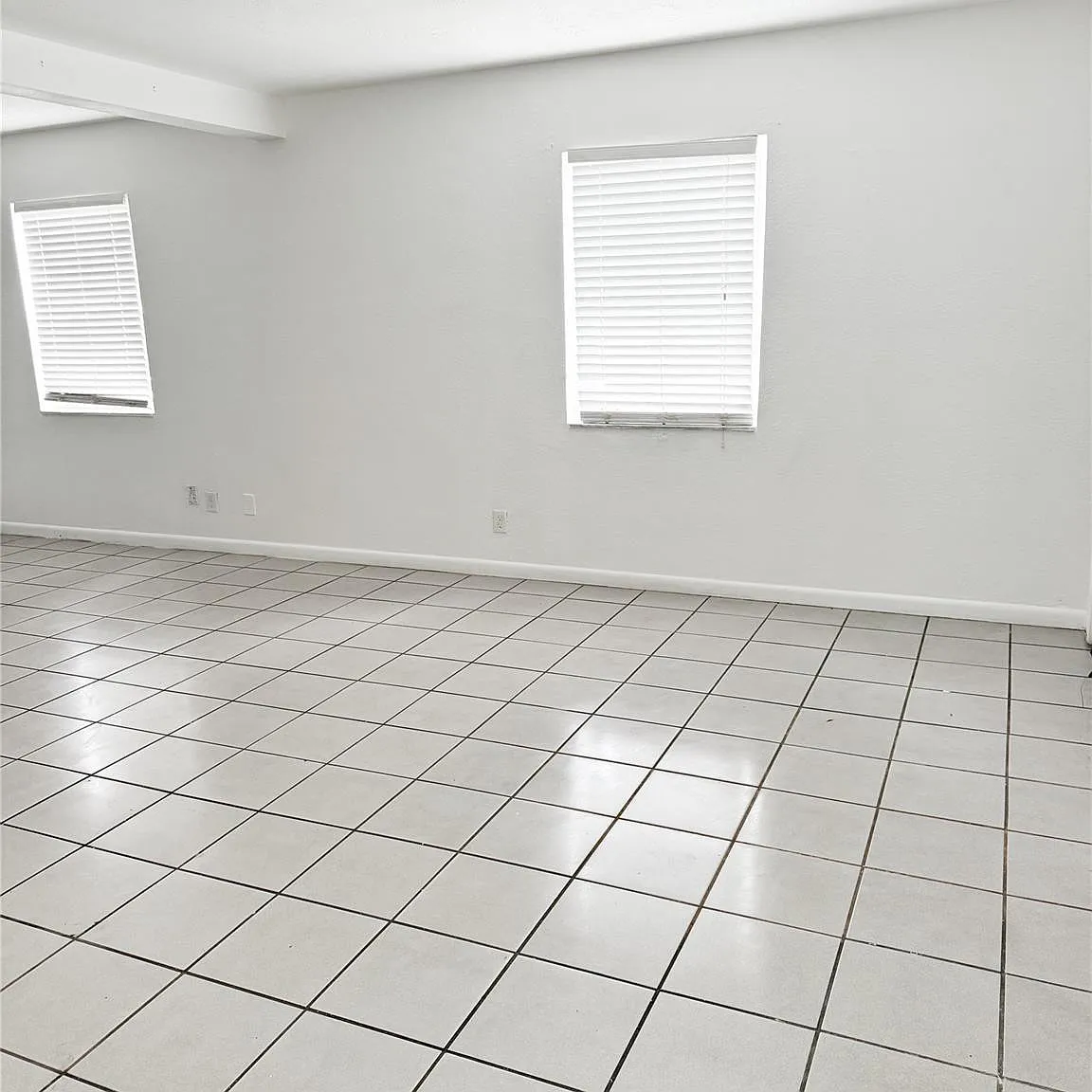 3 bed, 1.0 bath, 1051 sqft, $2,200 — Photo 3