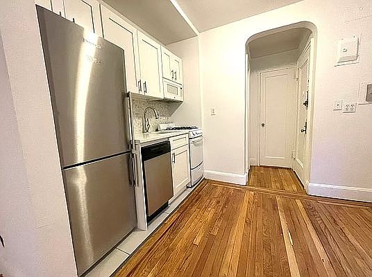 3rd image of 132 W 15th St APT 4C