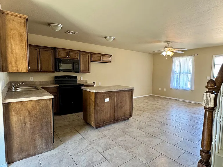 1305 SW Washington Ave #1 — Photo 2