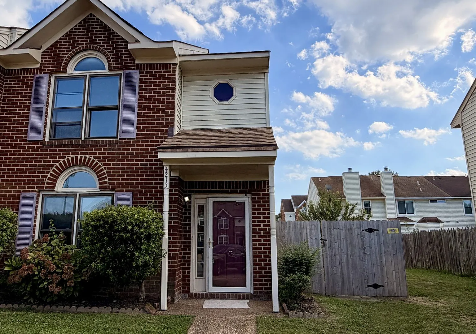 Updated & Ready 09-01-26!! 3-Bedroom End-Unit - Pet Friendly- Fenced Backyard! — Photo 1