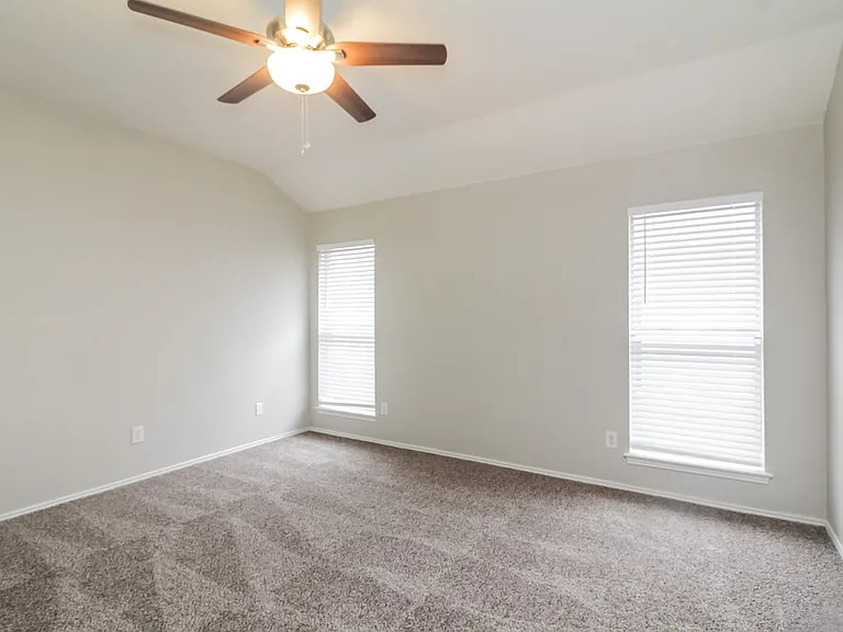 2841 Saint Croix Ave — Photo 11