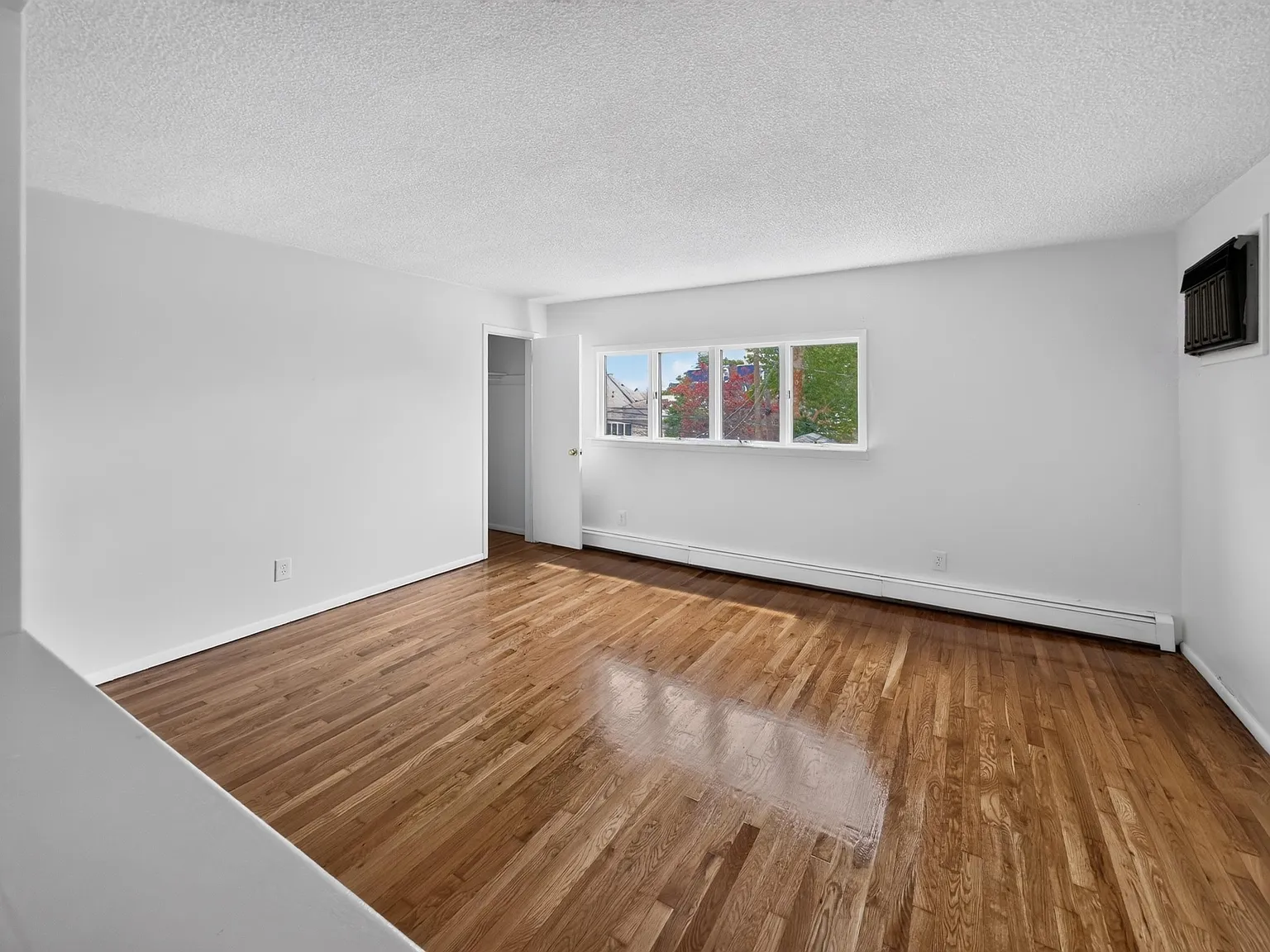 2 bed, 1.0 bath, 900 sqft, $2,100 — Photo 2
