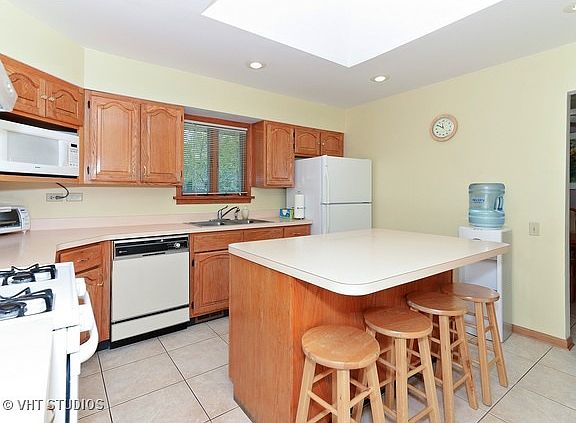 3rd image of 5521 W 174th St