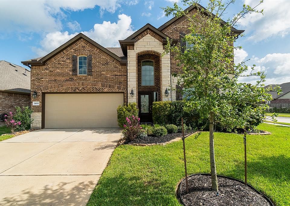 Welcome to this stunning 2-story Lennar home located in the master planned community of Fairfield.