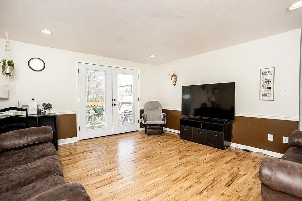 3 bed, 1.5 bath, 1583 sqft, $2,100 — Photo 2