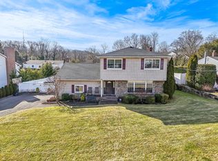 5 Pound Ridge Rd, Plainview, NY 11803