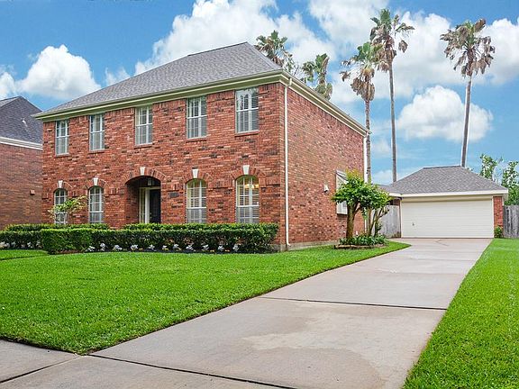Nice long driveway for extra parking.
