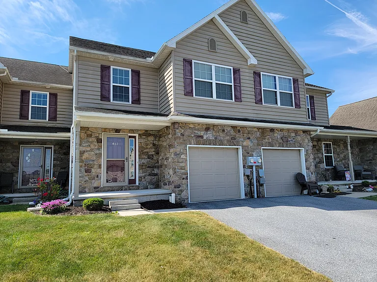 402 Mount Olive Ln — Photo 2