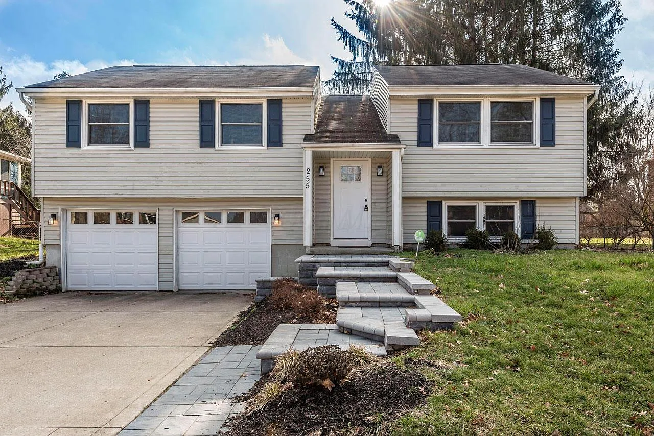 255 Carlin Ct W photo 1
