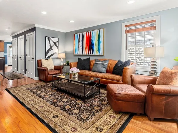 12 Hagar St #2, Waltham, MA 02453
