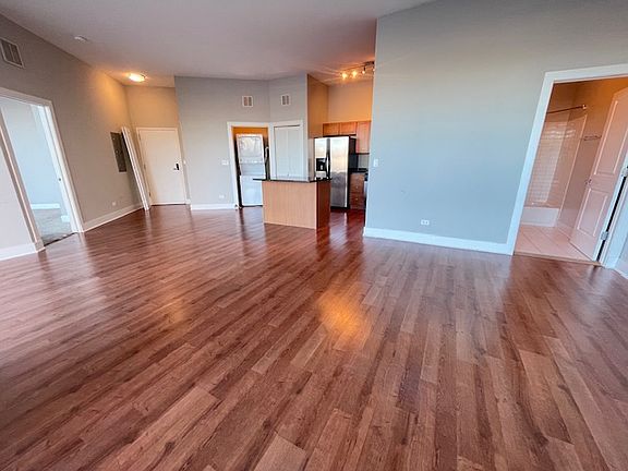 5th image of 2000 N Milwaukee Ave #201