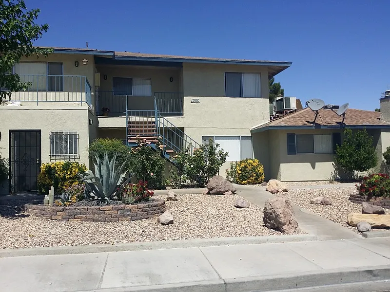 2 bed, 1000 sqft, $1,100 — Photo 1
