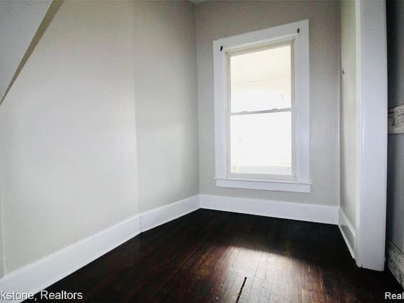4th image of 366 W Bennette St