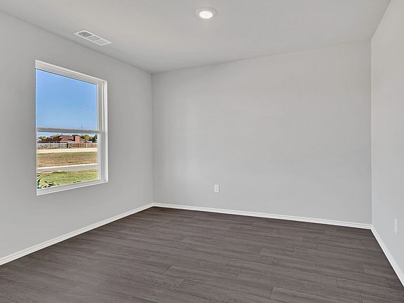 5th image of 135 Sienna Dr
