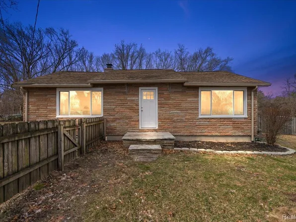 5275 Lake Grove Dr, White Lake, MI 48383