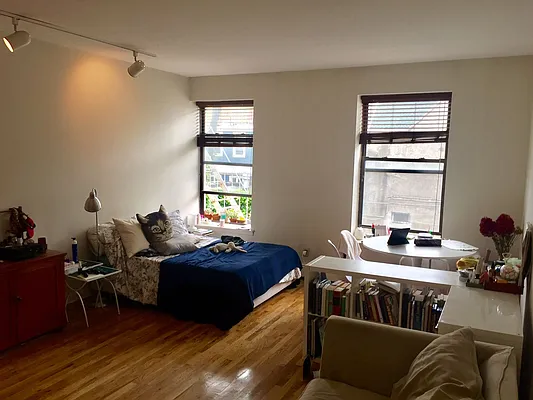 Rented by Vespa Properties Group | media 13