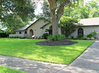 446 Forest Dr, Lake Jackson, TX 77566