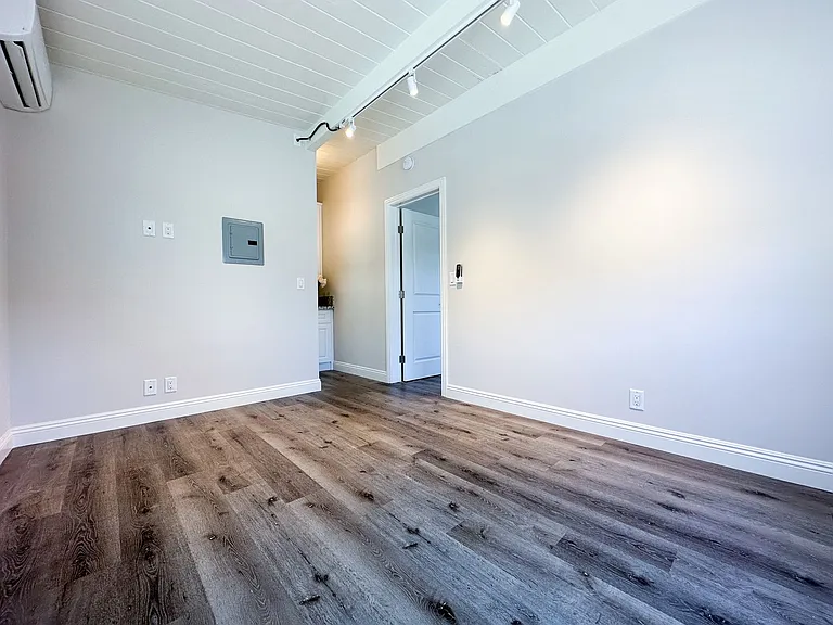 326 N 2nd St — Photo 11