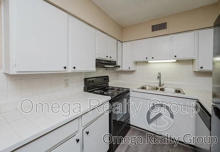 South Court Apartments — Photo 20