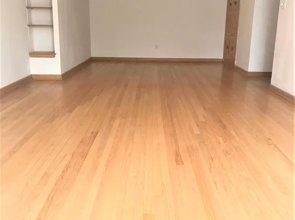 909 E Henry Clay St #303, Milwaukee, WI 53217