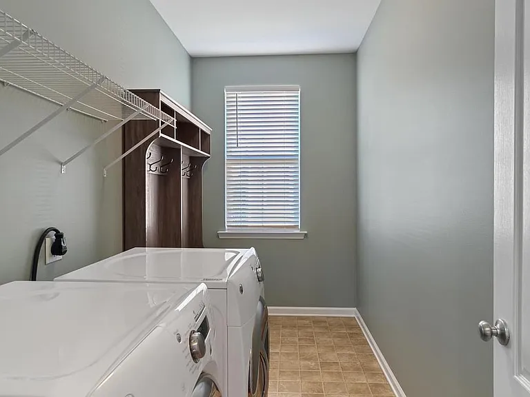 605 Socrates St — Photo 10