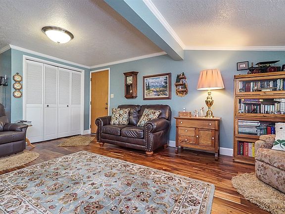 5th image of 439 Greenwood Dr