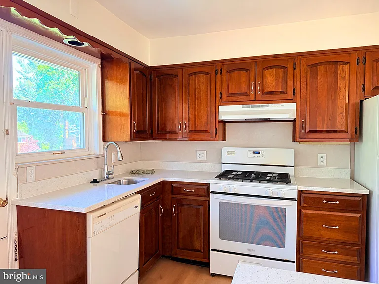 1307 Malbay Dr — Photo 9
