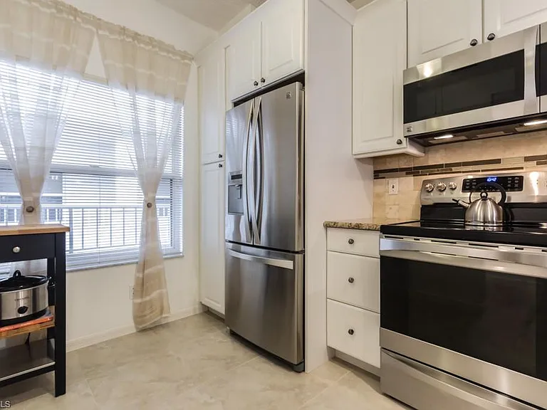 1044 Woodshire Ln #B210 — Photo 3