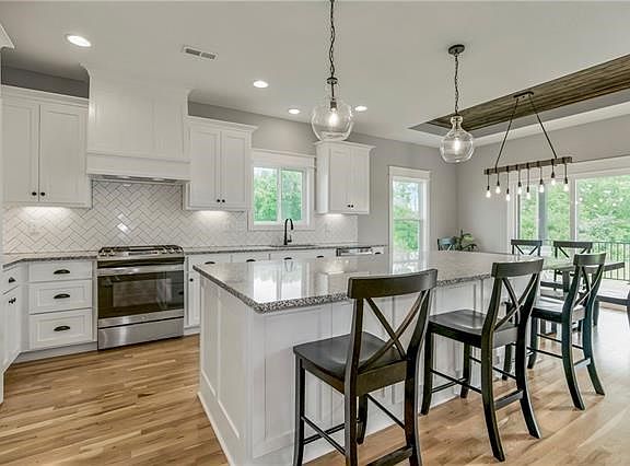 5th image of 711 W Solomon Dr