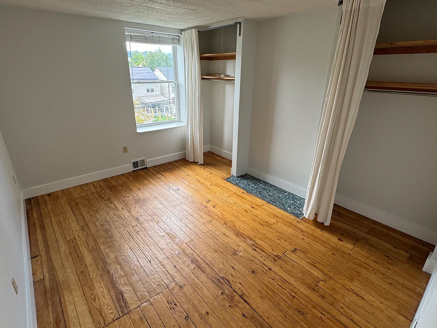 2 bed, 1100 sqft, $1,350 — Photo 2