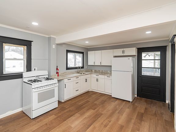2nd image of 293 E Main St Unit 1