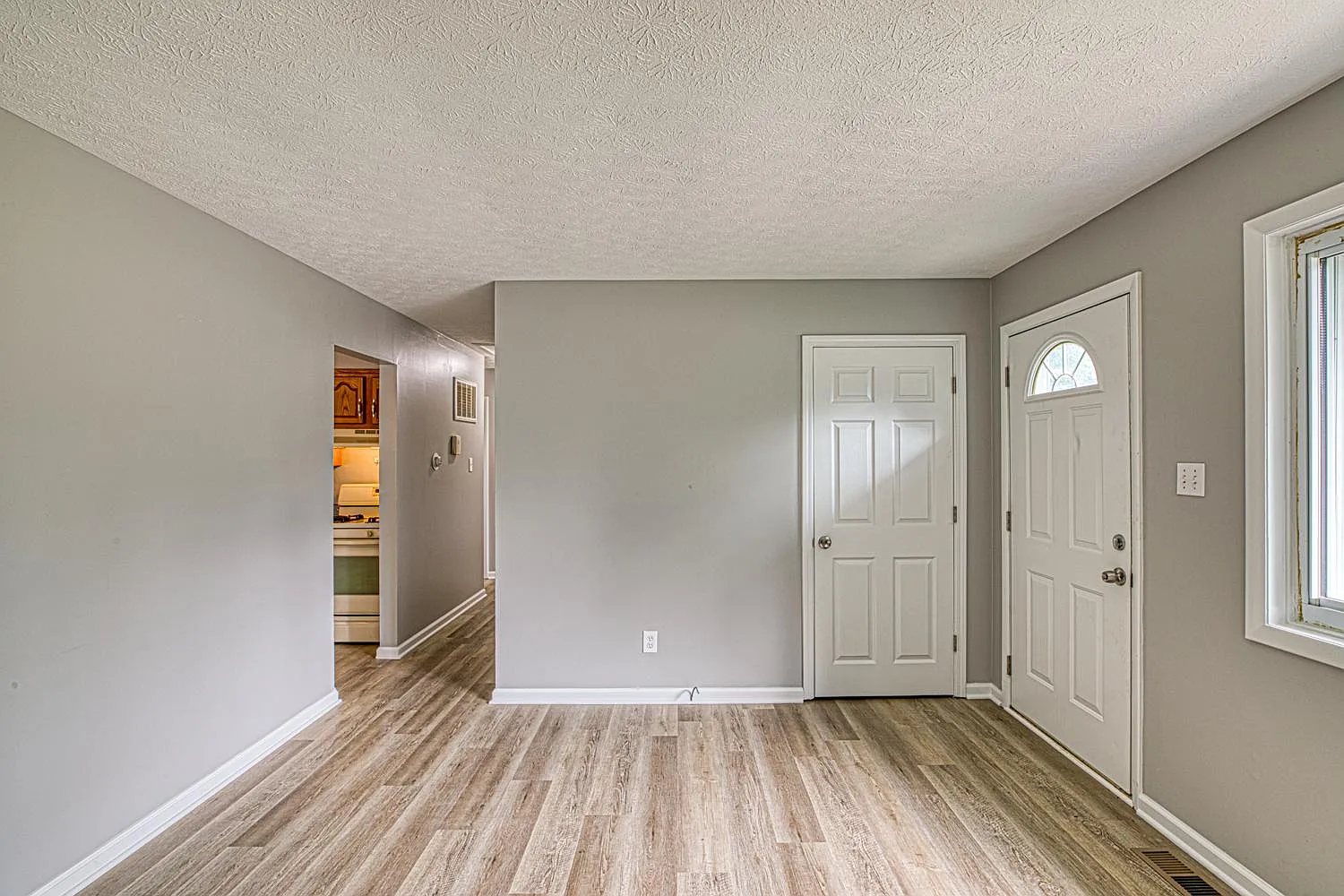 3 bed, 988 sqft, $1,650 — Photo 3
