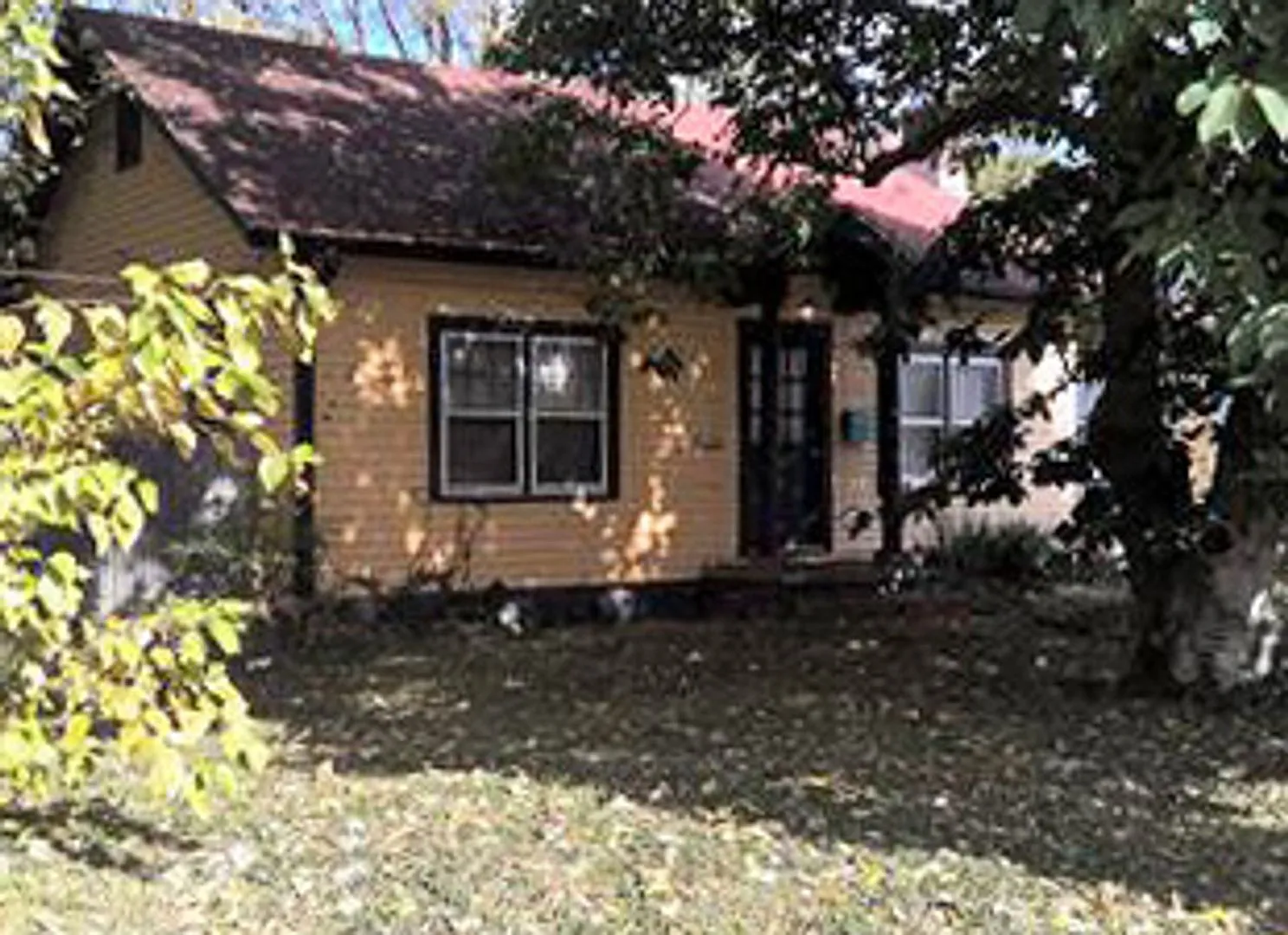 Cozy 2 BR House from Yesteryear in the Desirable North Limestone Area! Hardwood Floors, Pets Ok! — Photo 1