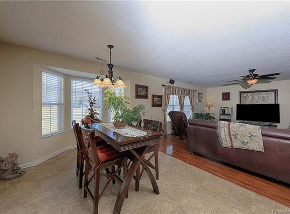 5th image of 127 Windrow Ln