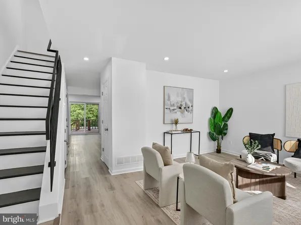 10 Maple Dr, Conshohocken, PA 19428