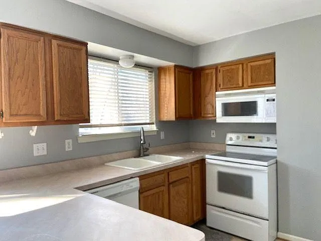 2883 Riverside Dr — Photo 4