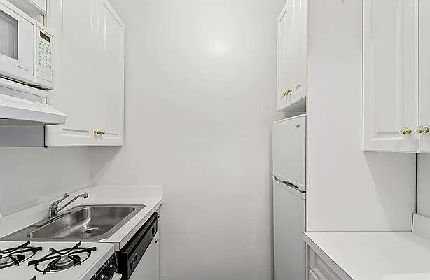 2nd image of 338 E 83rd St APT 1B