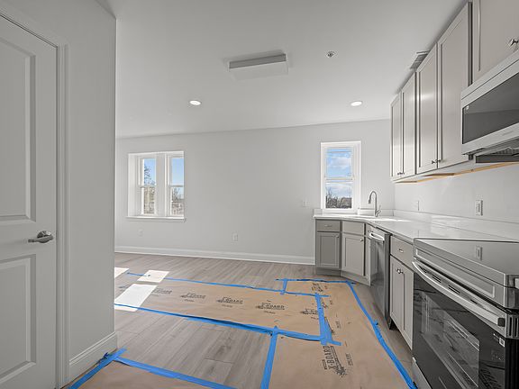 5th image of 2810 N Madison St #12