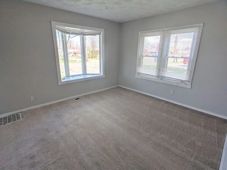 517 E Troy Ave — Photo 3