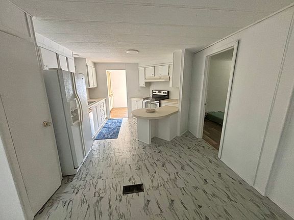 2nd image of 11904 Cove Pl