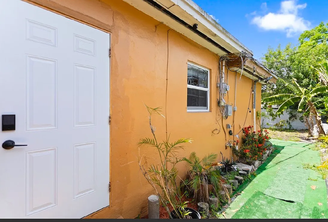 Studio, 625 sqft, $1,300 — Photo 2