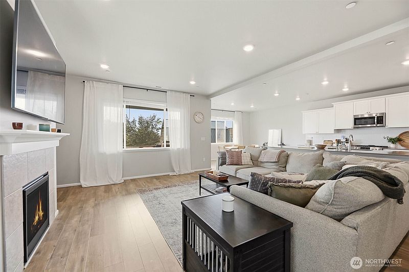 4th image of 3514 80th Avenue NE