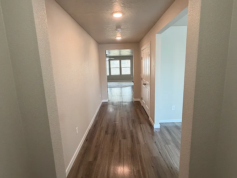 960 SW Raelynn St — Photo 2