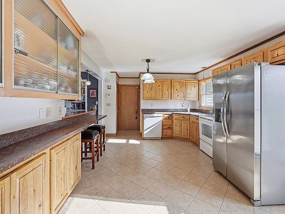 5th image of 76 Fiske Hill Rd